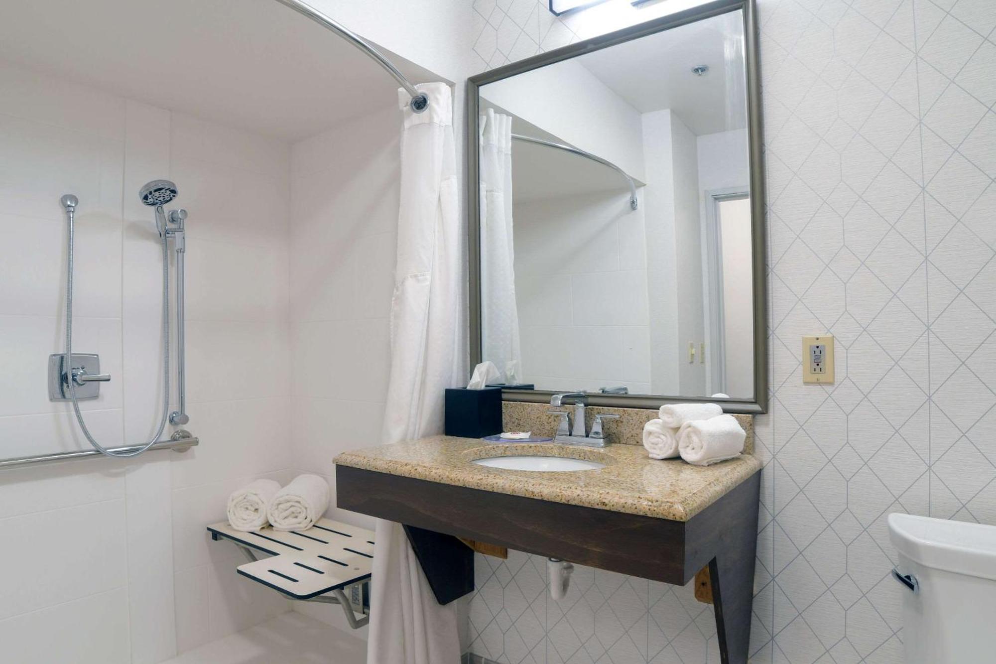 Comfort Inn & Suites Nw Milwaukee Germantown Extérieur photo
