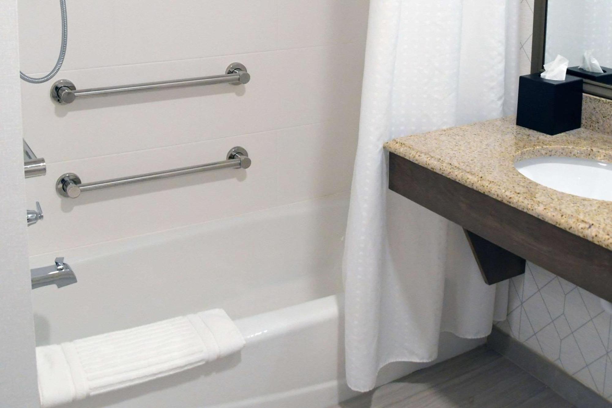 Comfort Inn & Suites Nw Milwaukee Germantown Extérieur photo